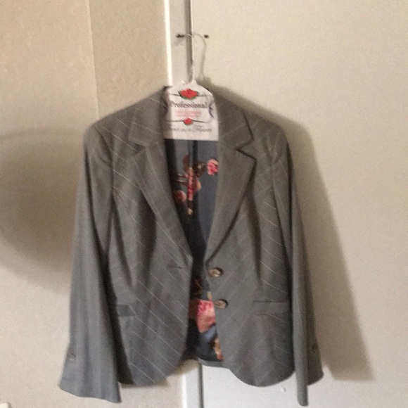 Classiques Entier Women’s Suits - Picture 2 of 4